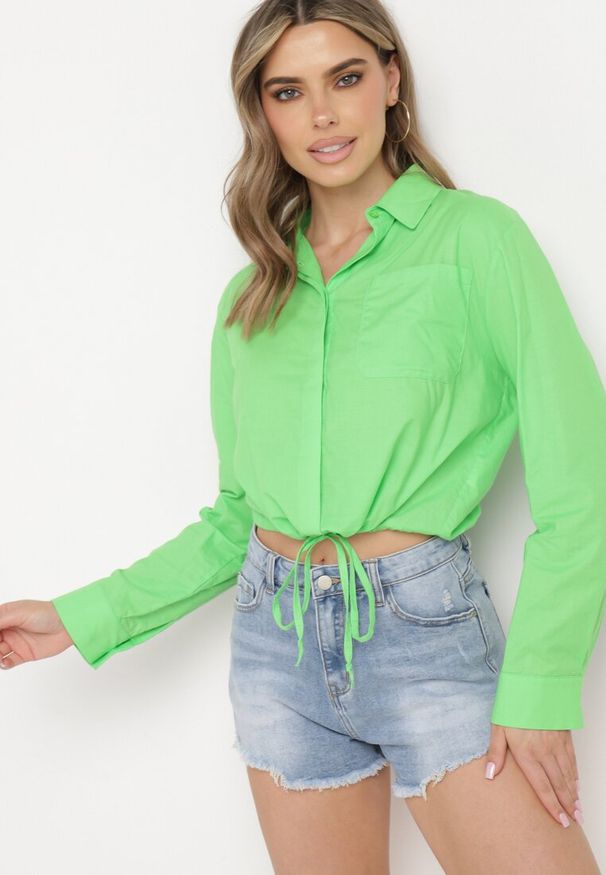 Born2be - Jasnozielona Krótka Bawełniana Koszula Ściągana Troczkami na Dole Zapinana na Guziki Efimba. Okazja: na co dzień. Kolor: zielony. Materiał: bawełna. Długość rękawa: długi rękaw. Długość: krótkie. Styl: casual, klasyczny