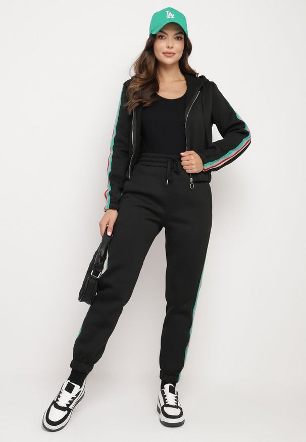 Born2be - Czarny Komplet Dresowy Zdobiony Kolorowym Lampasem Spodnie i Bluza z Kapturem Neviantha. Kolor: czarny. Materiał: dresówka. Wzór: kolorowy, aplikacja