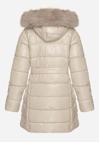 Born2be - Beżowa Pikowana Kurtka z Odpinanym Kapturem i Futerkiem Wiązana Paskiem Olenessa. Kolor: beżowy. Materiał: futro. Sezon: zima #6