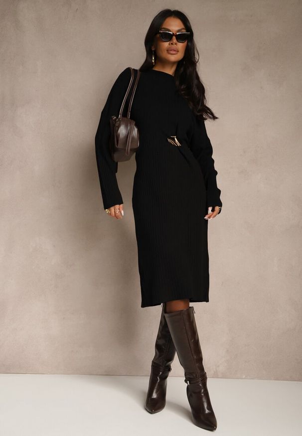 Renee - Czarna Sukienka Sweterkowa z Wiskozą Ozdobiona Metaliczną Broszką Titavea. Okazja: na co dzień. Kolor: czarny. Materiał: wiskoza. Wzór: aplikacja. Typ sukienki: proste. Styl: casual