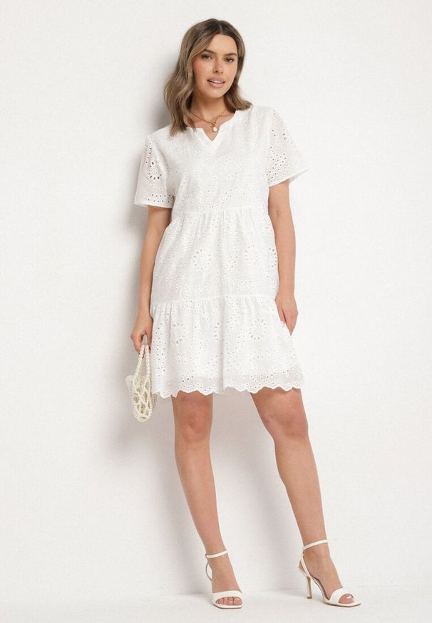 Born2be - Biała Haftowana Bawełniana Sukienka z Ażurowym Wzorem Lumoreline. Okazja: na co dzień, na spacer. Kolor: biały. Materiał: bawełna. Wzór: ażurowy, haft. Sezon: lato. Typ sukienki: proste. Styl: casual, elegancki