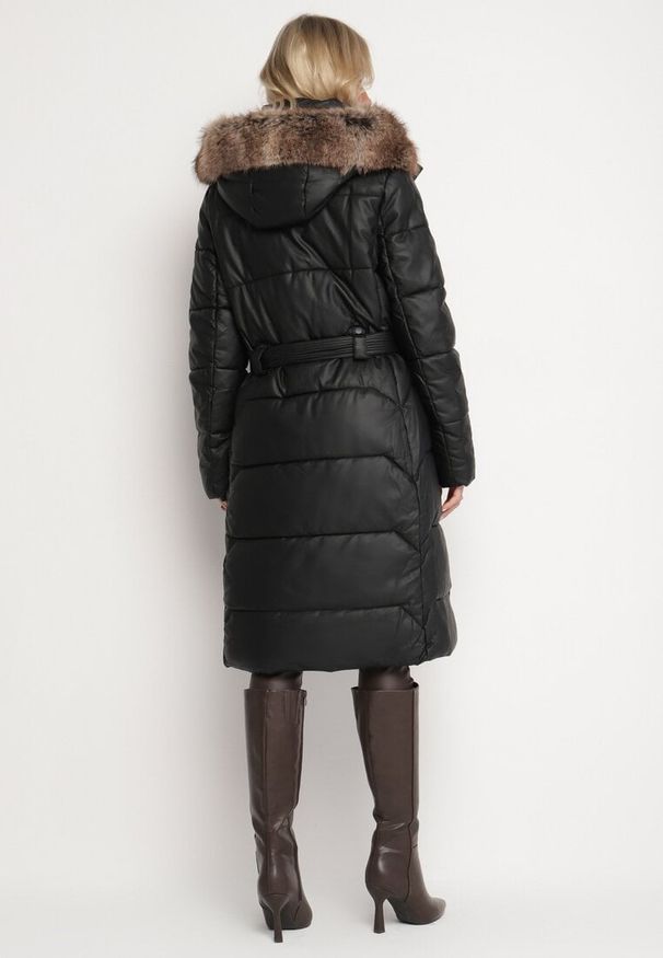 Born2be - Czarno-Brązowa Pikowana Kurtka z Odpinanym Kapturem z Futerkiem Innalisse. Okazja: do pracy, na co dzień, na spotkanie biznesowe. Kolor: czarny. Materiał: futro. Długość rękawa: długi rękaw. Długość: długie. Styl: casual, elegancki, biznesowy