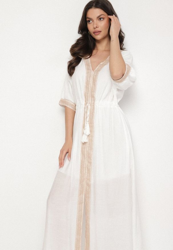 Born2be - Biała Wiskozowa Sukienka z Ażurową Lamówką Aravellea. Okazja: na co dzień. Typ kołnierza: dekolt w serek. Kolor: biały. Materiał: wiskoza. Wzór: ażurowy. Styl: casual, elegancki