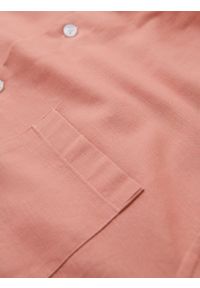 Ombre Clothing - Męska koszula lniana ze stójką i kieszenią REGULAR FIT – brzoskwiniowa V1. Okazja: na co dzień. Typ kołnierza: kołnierzyk stójkowy. Kolor: pomarańczowy. Materiał: len. Długość rękawa: długi rękaw. Długość: długie. Sezon: wiosna, lato. Styl: casual #6