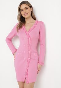Born2be - Fuksjowa Sukienka Sweterkowa Dwurzędowa z Guzikami i Ozdobnymi Frędzlami Vluona. Kolor: różowy. Materiał: materiał #1