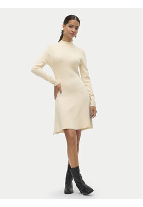 Vero Moda Sukienka dzianinowa Gold 10311379 Écru Regular Fit. Materiał: syntetyk