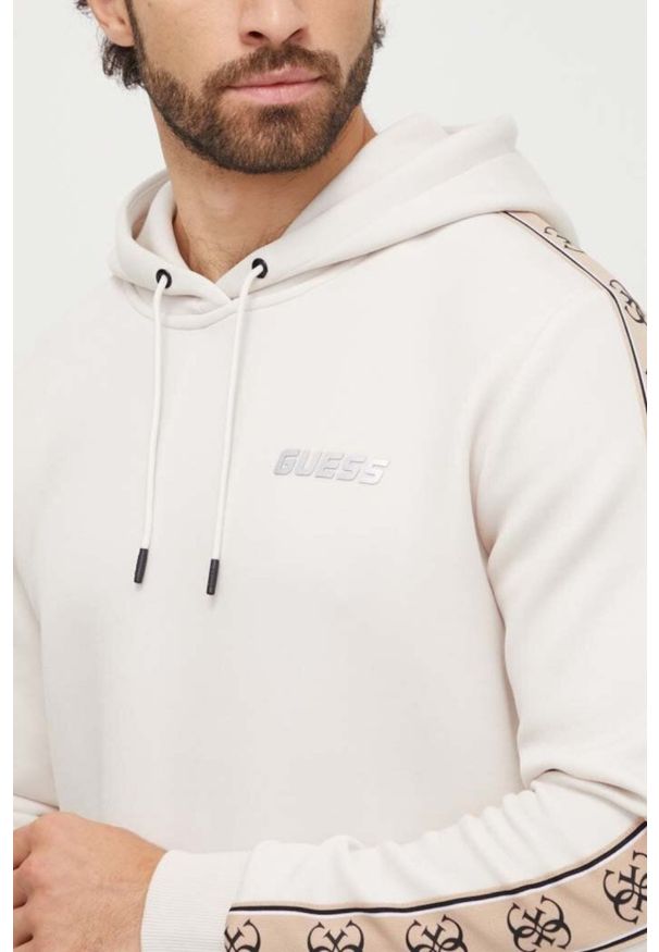 Guess - GUESS Beżowa męska bluza z lampasami Mickey, Rozmiar M. Okazja: na co dzień. Kolor: beżowy. Materiał: poliester, bawełna, materiał. Styl: casual, elegancki, sportowy