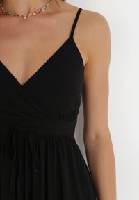 Born2be - Czarna Sukienka z Wiskozy Amanita. Okazja: na co dzień. Kolor: czarny. Wzór: kolorowy, jednolity. Typ sukienki: kopertowe. Materiał: wiskoza. Długość rękawa: na ramiączkach. Sezon: lato. Styl: casual. Długość: maxi #4