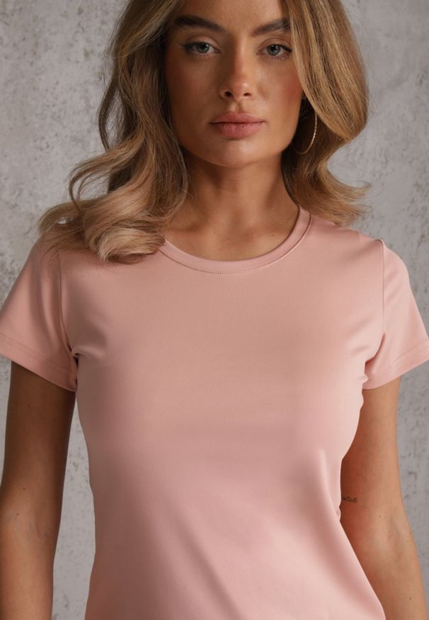 Renee - Różowy Klasyczny T-shirt o Gładkim Wykończeniu Rhethine. Kolor: różowy. Materiał: jeans, zamsz. Długość: krótkie. Wzór: gładki. Styl: klasyczny