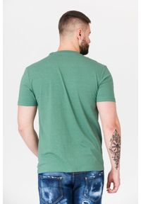 Guess - GUESS Zielony t-shirt męski z trójkątnym logo. Kolor: zielony. Wzór: aplikacja