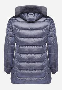 Born2be - Granatowa Kurtka z Pikowanymi Przeszyciami i Odpinanym Futerkiem przy Kapturze Vensie. Okazja: na co dzień. Kolekcja: plus size. Kolor: niebieski. Materiał: futro. Styl: klasyczny, casual, elegancki #4