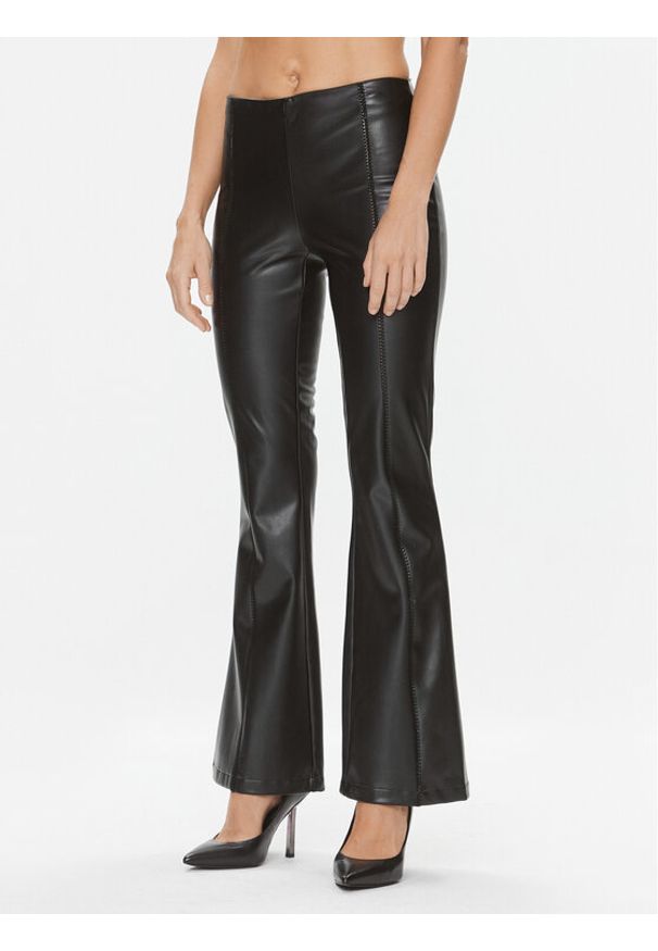 Guess Spodnie z imitacji skóry Nia W3BB18 K8S30 Czarny Regular Fit. Kolor: czarny. Materiał: skóra
