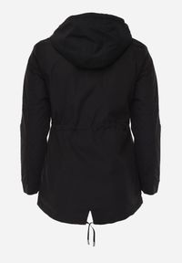 Born2be - Czarno-Czerwona Dwustronna Kurtka Przejściowa w Stylu Parki z Kapturem Tidala. Okazja: na co dzień. Typ kołnierza: kaptur. Kolekcja: plus size. Kolor: czarny. Materiał: poliester, jeans, materiał. Wzór: aplikacja. Styl: casual, klasyczny #3