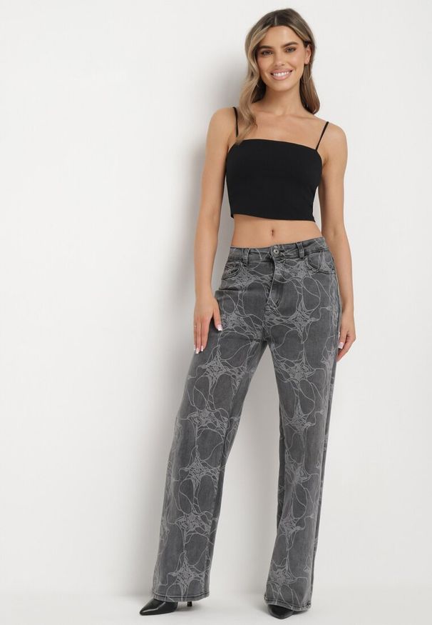 Born2be - Ciemnoszare Bawełniane Jeansy Szerokie w Abstrakcyjny Print Loramiasa. Okazja: na co dzień. Kolor: szary. Wzór: nadruk. Styl: casual