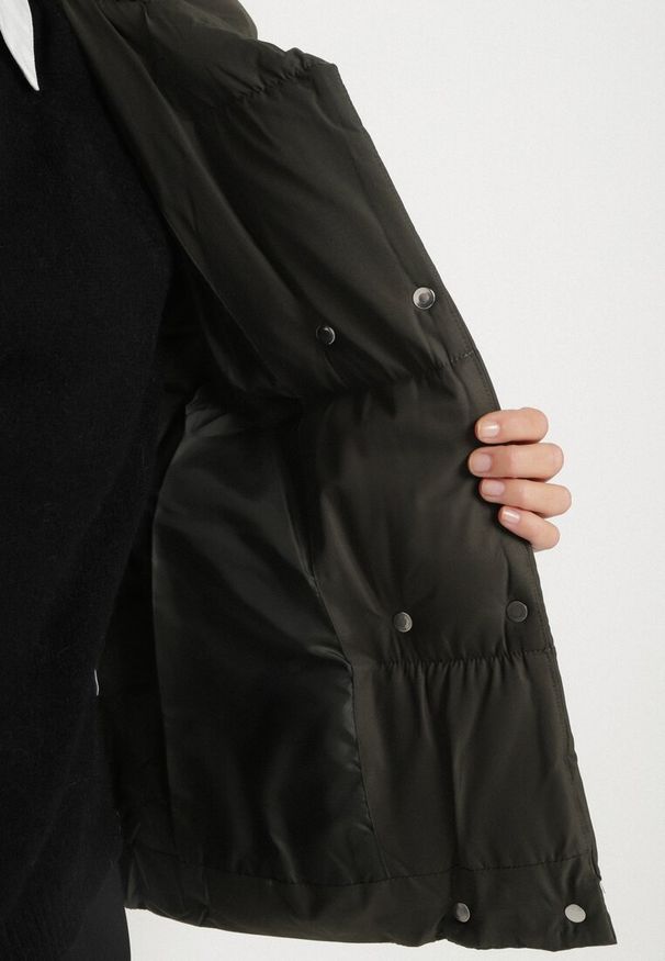 Born2be - Ciemnozielona Kurtka Pikowana z Kołnierzem Beatsarda. Kolor: zielony. Długość rękawa: długi rękaw. Długość: długie. Wzór: aplikacja