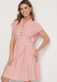 Born2be - Różowa Sukienka z Wiskozy o Rozkloszowanym Kroju z Paskiem Sepina. Okazja: na co dzień. Typ kołnierza: dekolt w serek. Kolor: różowy. Materiał: wiskoza. Długość rękawa: krótki rękaw. Wzór: aplikacja. Sezon: lato. Styl: elegancki, casual, klasyczny #1
