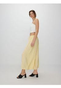 Reserved - Spodnie culotte z wiskozy - jasnożółty. Kolor: żółty. Materiał: wiskoza. Wzór: gładki