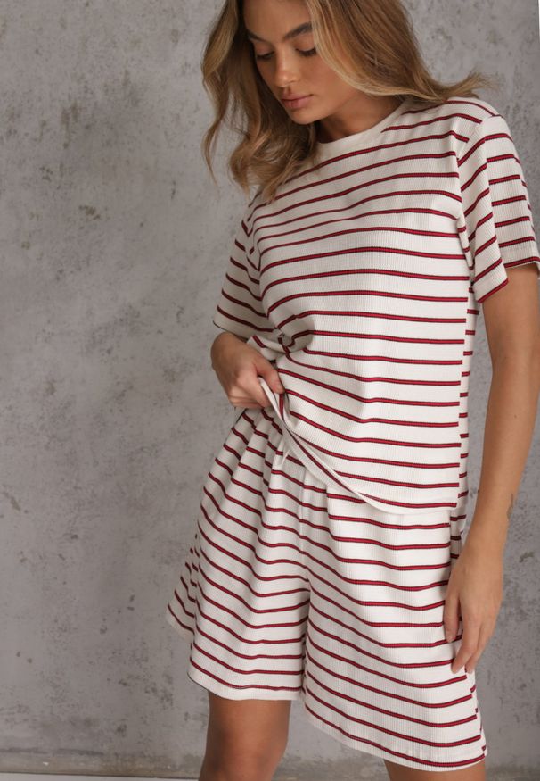 Renee - Czerwono-Białe Casualowe Szorty High Waist w Prążki z Bawełnianej Tkaniny Lennliss. Okazja: na co dzień. Stan: podwyższony. Kolor: biały. Materiał: bawełna, tkanina. Wzór: prążki. Sezon: lato. Styl: casual