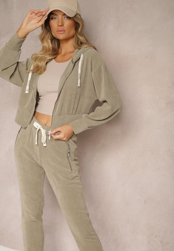 Renee - Ciemnozielony Komplet Dresowy z Dodatkiem Bawełny Spodnie z Gumką w Talii Bluza z Kapturem Sesaria. Kolor: zielony. Materiał: bawełna, dresówka. Wzór: kolorowy