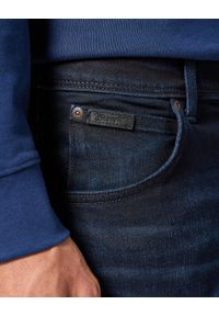 Wrangler - WRANGLER MĘSKIE SPODNIE JEANSOWE TEXAS SLIM DEEP BLUE BLACK 112355027 W12S017421