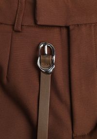 Born2be - Brązowa Ołówkowa Spódnica z Bawełną z Paskiem i Podszewką Typu Szorty Vikisola. Okazja: na co dzień, na spotkanie biznesowe, na randkę, do pracy. Kolor: brązowy. Materiał: bawełna. Styl: casual, biznesowy, elegancki #4