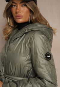Renee - Zielona Pikowana Kurtka z Kapturem i Wiązanym Paskiem Elladie. Okazja: na co dzień. Typ kołnierza: kaptur. Kolor: zielony. Materiał: jeans, dzianina. Styl: casual
