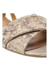 Złote Sandały Maciejka Eleganckie Wzorzyste Obuwie Damskie. Okazja: na spacer, na imprezę, na co dzień. Zapięcie: pasek. Kolor: złoty. Materiał: materiał. Wzór: paski. Sezon: lato. Styl: elegancki #5