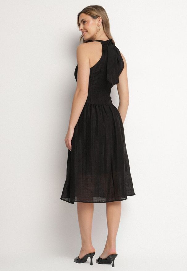 Born2be - Czarna Rozkloszowana Sukienka z Tłoczonej Tkaniny z Wiązaniem z Tyłu Nimioretta. Okazja: na wesele, na imprezę, na ślub cywilny. Kolor: czarny. Materiał: tkanina. Wzór: aplikacja. Typ sukienki: rozkloszowane. Styl: elegancki