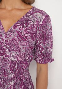 Born2be - Ciemnoróżowa Bawełniana Sukienka o Rozkloszowanym Kroju we Wzór Paisley Folurelle. Typ kołnierza: dekolt w serek. Kolor: fioletowy. Materiał: bawełna. Długość rękawa: krótki rękaw. Wzór: paisley. Styl: elegancki, klasyczny #7