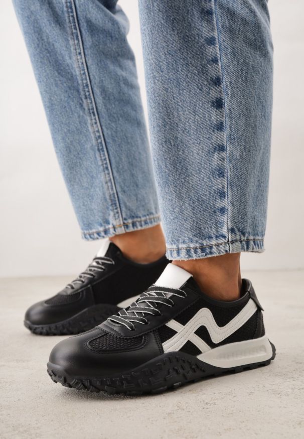 Born2be - Czarne Sneakersy z Abstrakcyjną Podeszwą z Tłoczeniem i Ozdobnymi Paskami Emaliane. Okazja: na co dzień. Zapięcie: pasek. Kolor: czarny