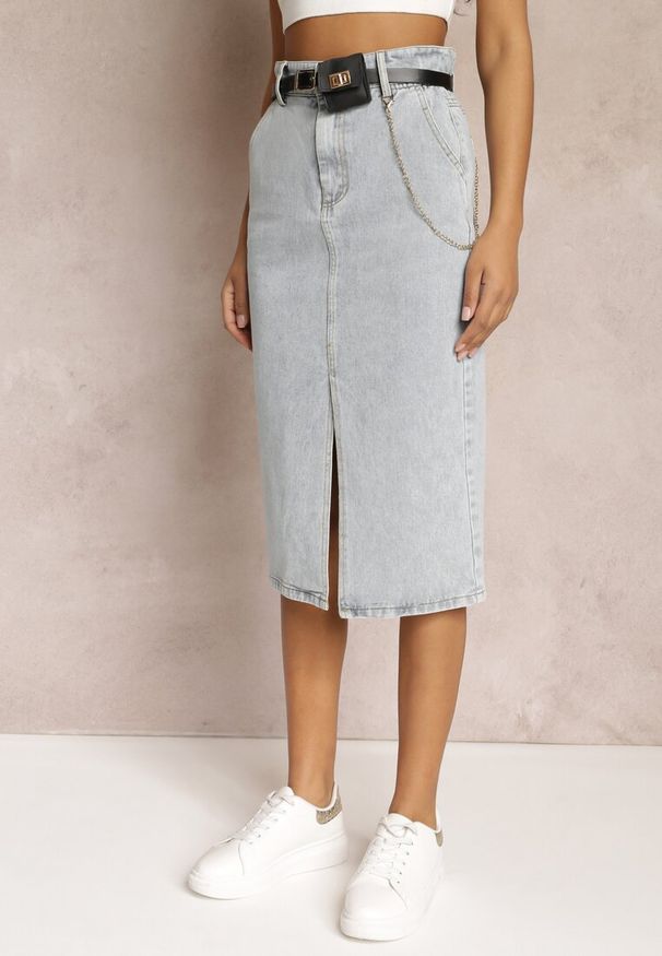 Renee - Jasnoniebieska Ołówkowa Spódnica Jeansowa z Rozcięciem i Paskiem z Saszetką Misitra. Kolor: niebieski. Materiał: jeans