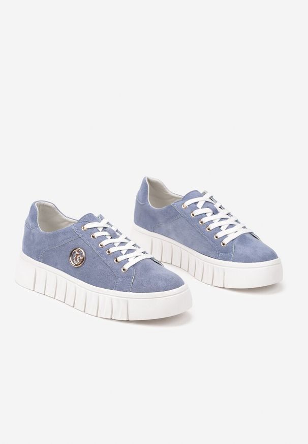 Born2be - Niebieskie Sneakersy Vices na Grubej Tłoczonej Podeszwie ze Sznurowaniem i Metaliczną Ozdobą Ulfedi. Okazja: na co dzień. Kolor: niebieski. Materiał: satyna, jeans. Wzór: aplikacja