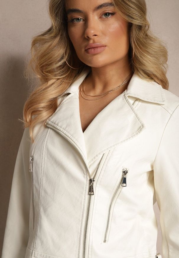 Renee - Biała Kurtka Ramoneska Ozdobiona Napami Iladiel. Okazja: na co dzień. Kolor: biały. Materiał: jeans. Wzór: aplikacja. Styl: casual, klasyczny, rockowy