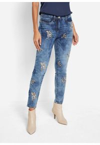 bonprix - Dżinsy slim fit z kwiatowym haftem. Kolor: niebieski. Wzór: haft, kwiaty. Styl: elegancki #1