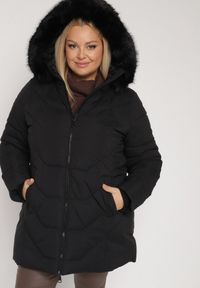 Born2be - Czarna Pikowana Kurtka Zimowa z Kapturem i Futrem z Możliwością Odpięcia Fedrika. Okazja: na co dzień. Typ kołnierza: kaptur. Kolekcja: plus size. Kolor: czarny. Materiał: futro. Sezon: zima. Styl: casual #1