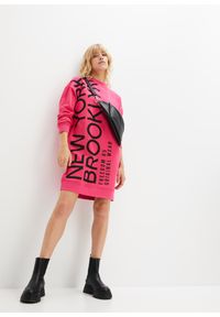 bonprix - Sukienka dresowa oversize z miękkiej mieszanki bawełny. Kolor: różowy. Materiał: dresówka, bawełna. Wzór: nadruk. Typ sukienki: oversize