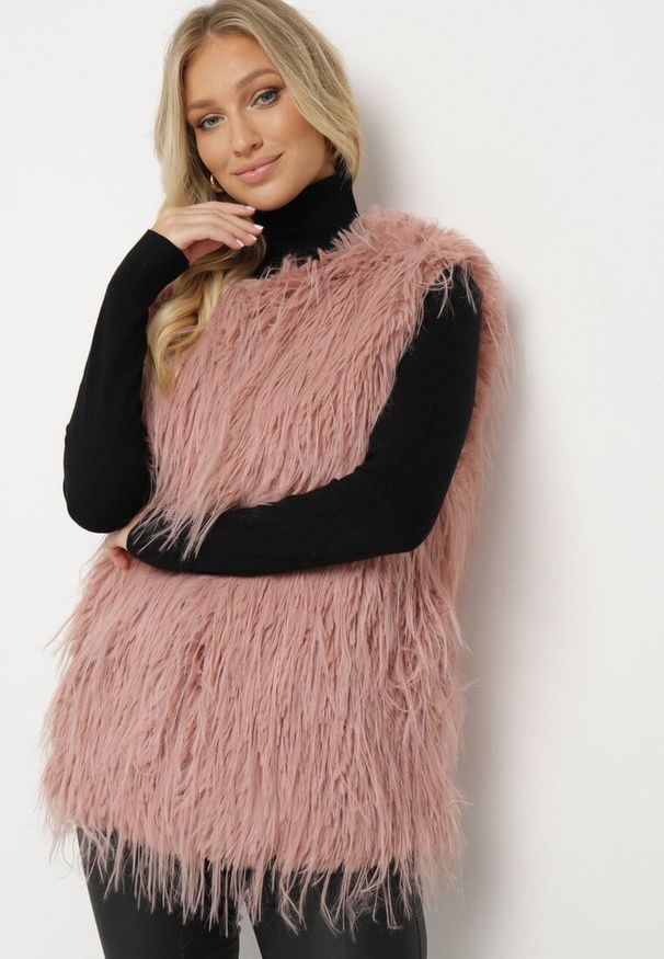 Born2be - Ciemnoróżowa Kamizelka Futrzana ze Wsuwanymi Kieszeniami Venzira. Okazja: na co dzień. Kolor: różowy. Materiał: futro. Wzór: aplikacja. Styl: casual, elegancki