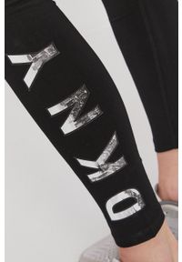 DKNY - Dkny Legginsy damskie kolor czarny z nadrukiem. Stan: podwyższony. Kolor: czarny. Wzór: nadruk