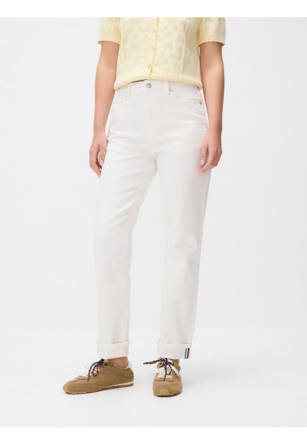 Reserved - Jeansy Boyfriend - biały. Kolor: biały