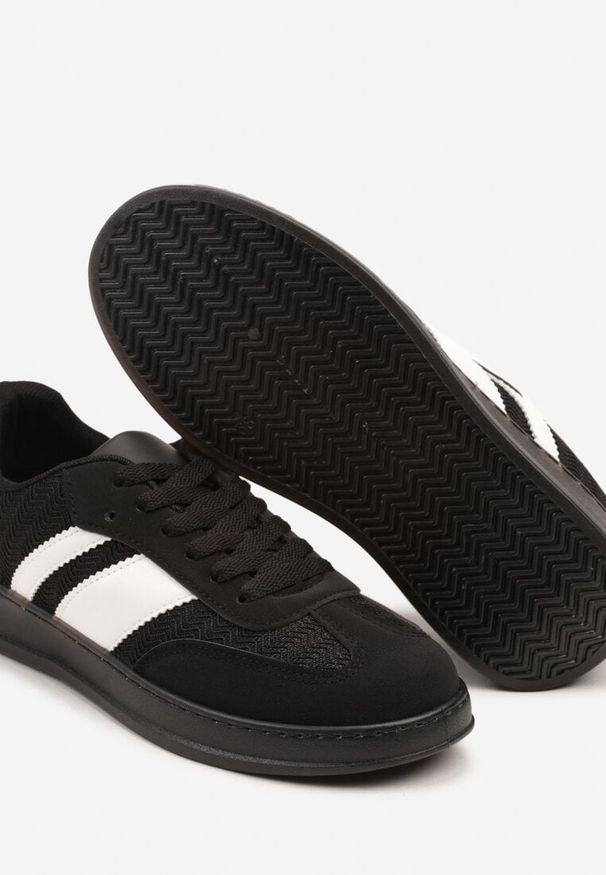 Born2be - Czarne Sneakersy Typu Tenisówki z Ozdobnymi Paskami Amodelle. Okazja: na co dzień. Zapięcie: pasek. Kolor: czarny. Materiał: jeans. Wzór: paski. Obcas: na obcasie. Wysokość obcasa: niski