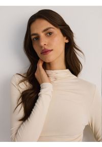 Reserved - Wiskozowy półgolf - kremowy. Kolor: kremowy. Materiał: wiskoza #1