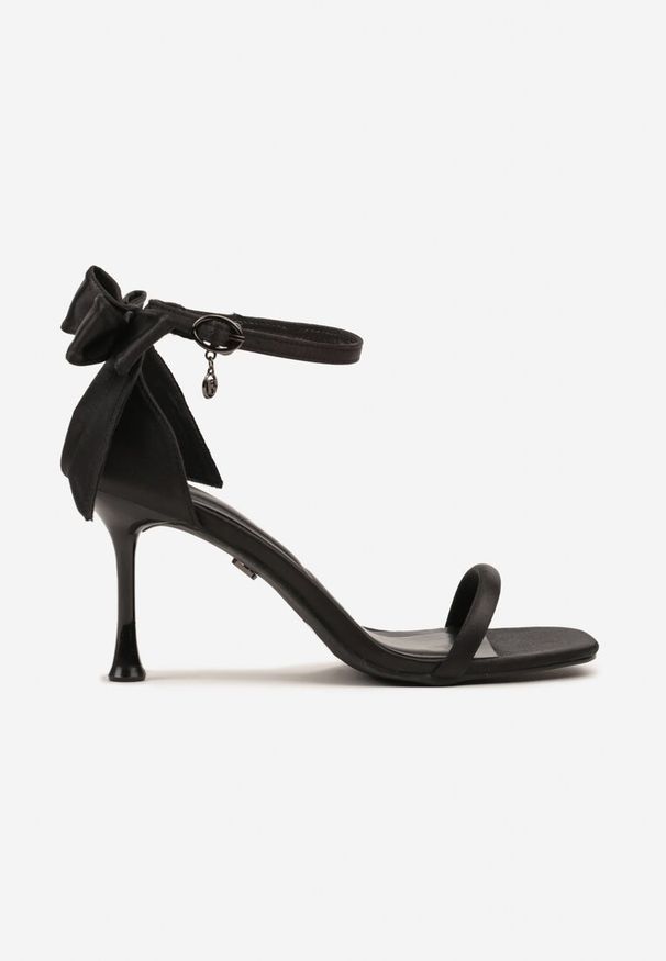 Born2be - Czarne Sandały na Szpilce Vices z Kokardą Saramisse. Okazja: na randkę, na wesele, na ślub cywilny, na imprezę. Zapięcie: sprzączka. Kolor: czarny. Obcas: na szpilce. Styl: elegancki. Wysokość obcasa: średni