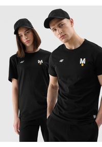 4f - 4F T-shirt regular z nadrukiem uniseks 4F x Drift Masters - czarny XXL. Okazja: na co dzień. Kolor: czarny. Materiał: dzianina, jersey, bawełna. Wzór: nadruk. Styl: casual, klasyczny, sportowy #1