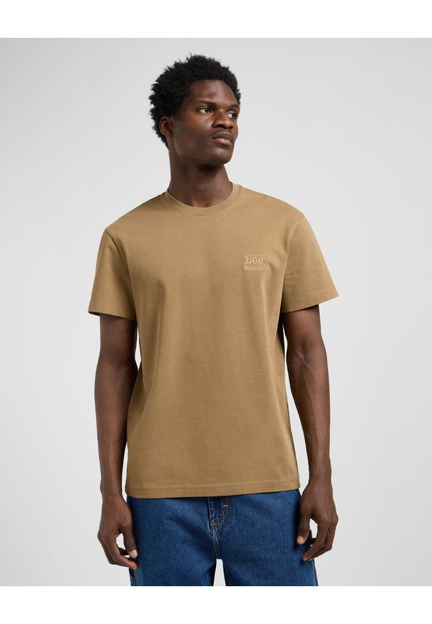 Lee - MESKA KOSZULKA LEE WW ESSENTIAL TEE DARK KHAKI 112370485. Kolor: brązowy