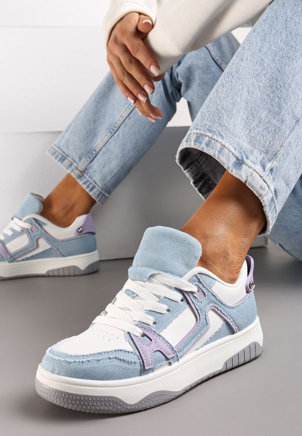 Renee - Niebiesko-Białe Sneakersy Ozdobione Jeansowymi Naszywkami Cliome. Kolor: niebieski. Materiał: jeans. Wzór: aplikacja