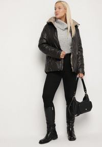 Born2be - Czarna Pikowana Kurtka o Prostym Kroju z Kapturem ze Ściągaczami Falesaa. Okazja: na co dzień. Typ kołnierza: kaptur. Kolekcja: plus size. Kolor: czarny. Materiał: jeans. Styl: casual, elegancki #6