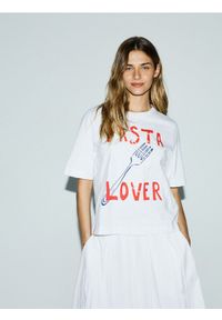 Reserved - T-shirt z nadrukiem - biały. Kolor: biały. Materiał: tkanina, bawełna. Wzór: nadruk