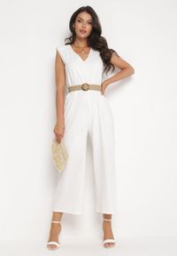 Born2be - Biały Kombinezon Zapinany na Suwak z Poduszkami w Ramionach i Paskiem z Klamrą Bless. Okazja: na co dzień. Kolor: biały. Styl: casual, klasyczny #4