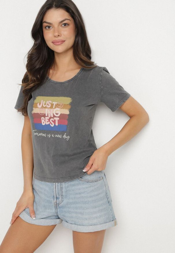 Born2be - Ciemnoszary Bawełniany T-shirt Ozdobiony Nadrukiem Alonera. Okazja: na co dzień, na spacer. Kolor: szary. Materiał: bawełna. Wzór: aplikacja, nadruk. Styl: casual