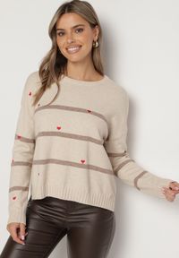 Born2be - Beżowy Sweter w Paski z Wyhaftowanymi Serduszkami Nerisea. Kolor: beżowy. Wzór: paski. Styl: elegancki #4